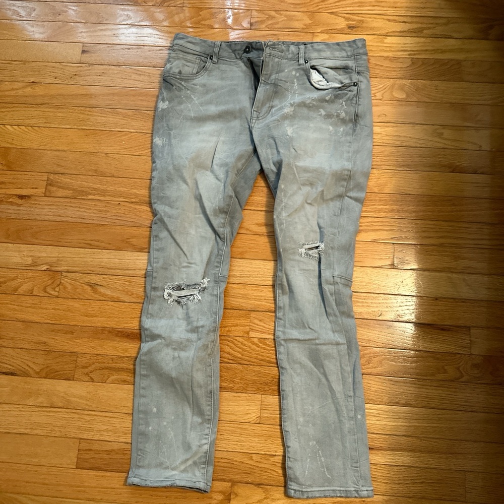 Distressed Ripped Light Gray Jeans (34x32)